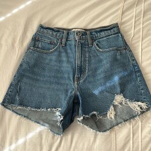 Abercrombie & Fitch The Mom Short High Rise Curve Love 4"